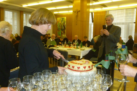 Anschnitt der Torte 10 Jahre SKB