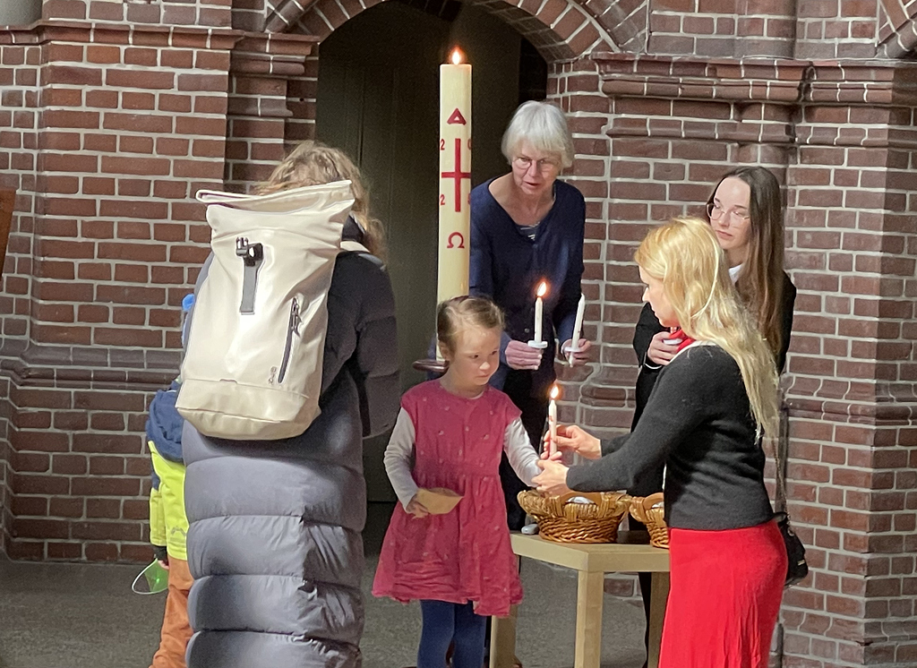 2025-04-20_kinder_tragen_das licht