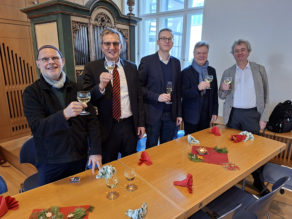 2026-01-11_Anstoßen zum Wohl des ökumenischen Chores-s