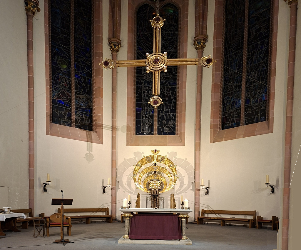 2026-03-15_st_ludwig_altarraum_carousel